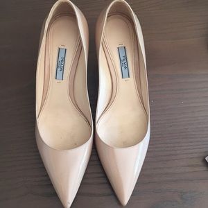 Prada Pump in cream patent leather.